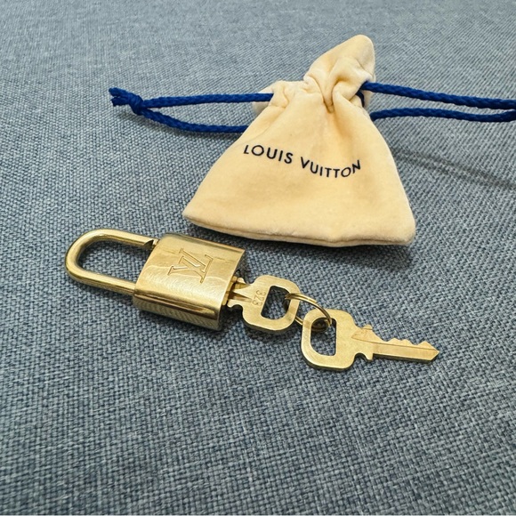 🩷Louis Vuitton Gold Padlock with Key - Picture 5 of 12
